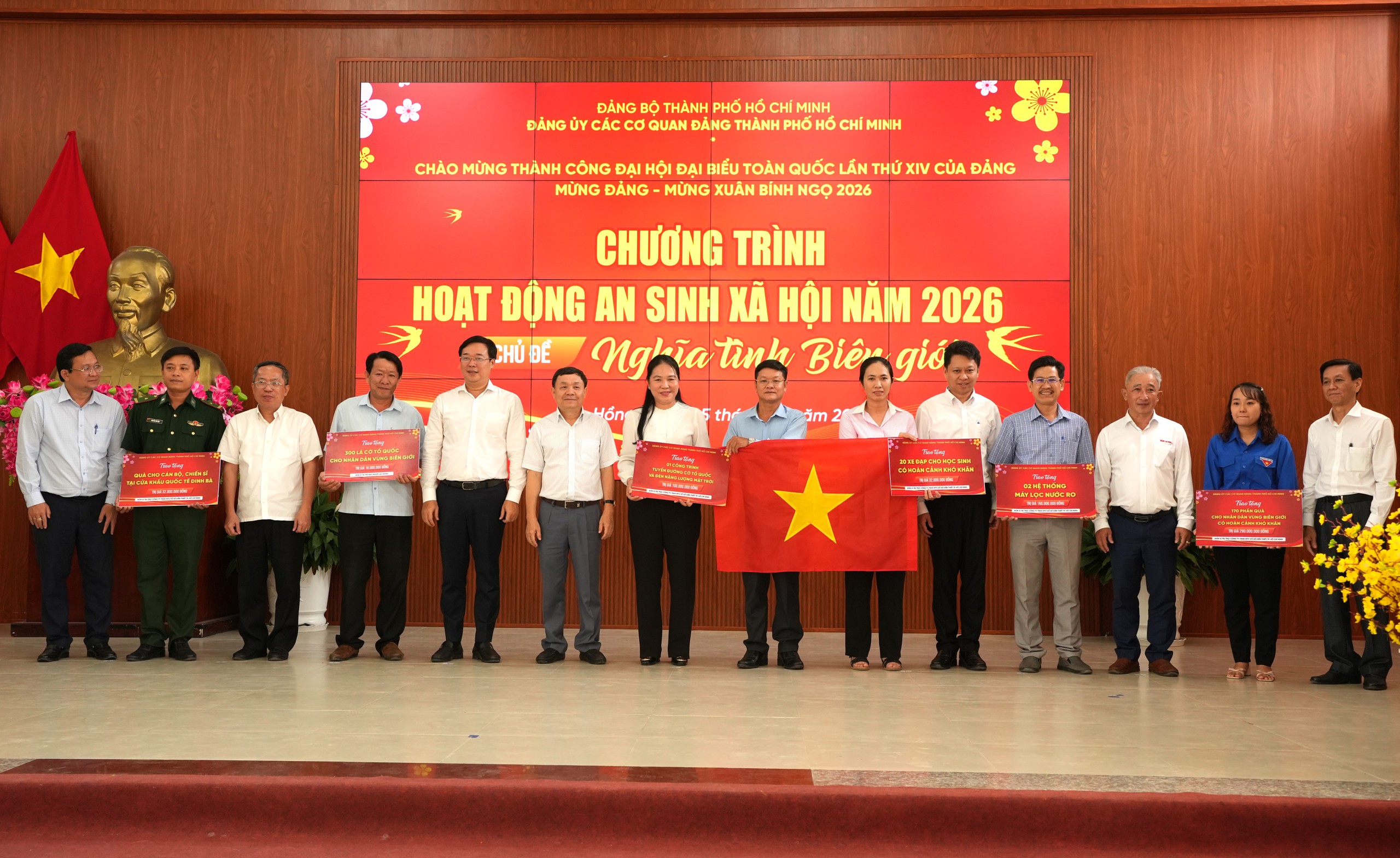 Phó bí thư thường trực Lê Quốc Phong thăm tết Đồng Tháp, tặng 1,5 tỉ đồng chăm lo cho bà con - Ảnh 6.