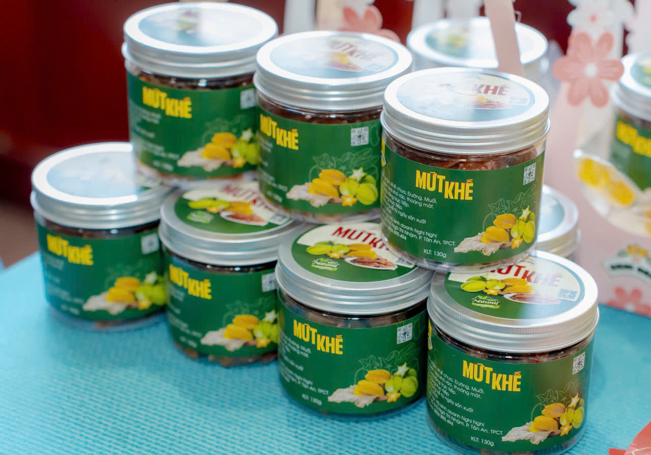 Thị trường hoa Hà Nội ngày giáp Tết: Đào giữ giá, tuyết mai tiêu thụ chậm - Ảnh 2.