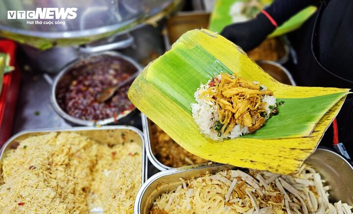 Vợ chồng trẻ bán món xôi lạ, khách chen chân bốc số chờ mua- Ảnh 4.