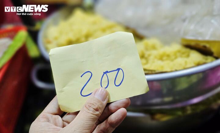 Vợ chồng trẻ bán món xôi lạ, khách chen chân bốc số chờ mua- Ảnh 5.