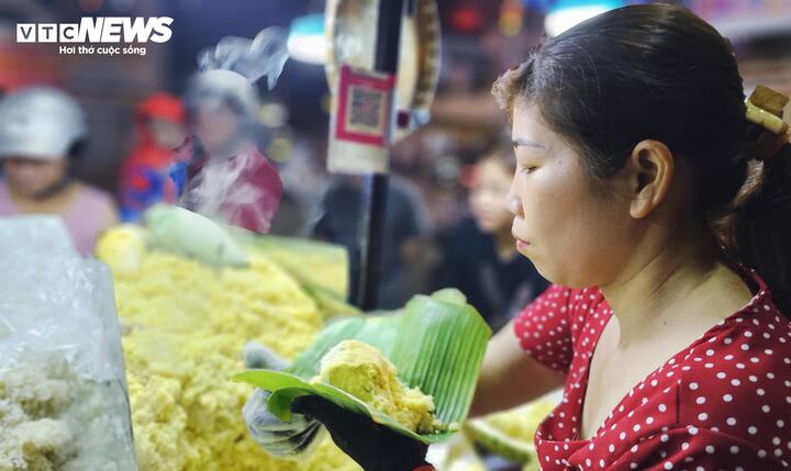 Vợ chồng trẻ bán món xôi lạ, khách chen chân bốc số chờ mua- Ảnh 6.