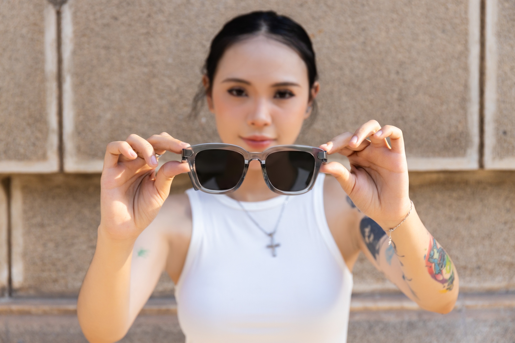 JBL Soundgear Frames: Một chiếc kính đẹp đủ để lên đồ, đeo lên là có nhạc, chuẩn phụ kiện bật mood cá tính- Ảnh 2.