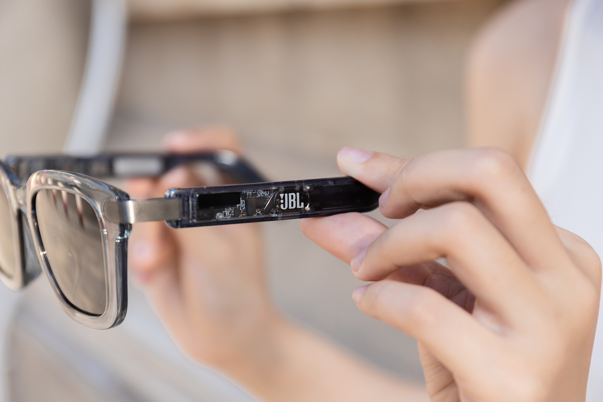 JBL Soundgear Frames: Một chiếc kính đẹp đủ để lên đồ, đeo lên là có nhạc, chuẩn phụ kiện bật mood cá tính- Ảnh 10.