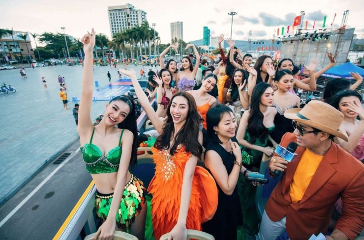 Hoa hậu Việt ngày càng "hở": Khi gợi cảm đứng trước lằn ranh phản cảm - 2