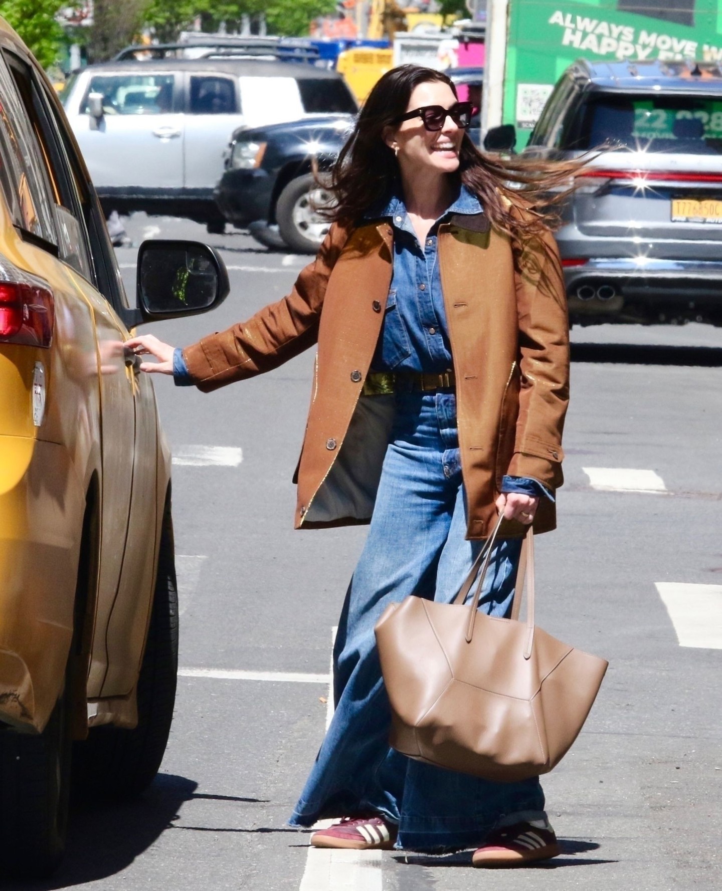 Anne Hathaway ở tuổi 44: Mặc quần jeans đẹp bất bại với 4 công thức- Ảnh 5.