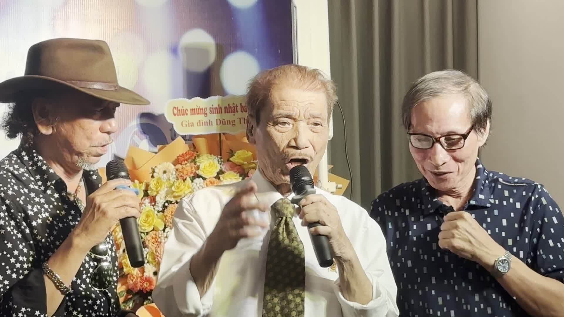 Nghệ sĩ Trần Hiếu và bạn bè hát ở tiệc sinh nhật