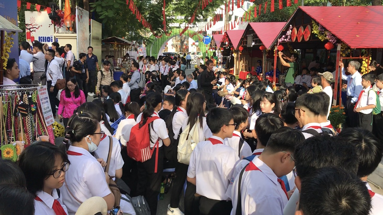 Đông nghẹt người đến xem hội xuân kiểu ‘miệt vườn’ tại Cần Thơ - Ảnh 2.