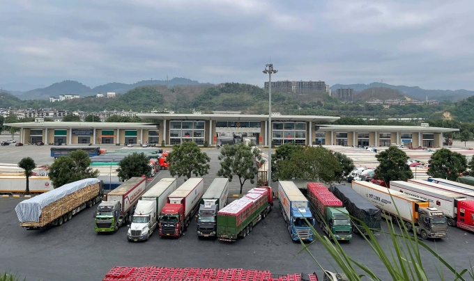 Xe hàng tại cửa khẩu Kim Thành II - Lào Cai, sáng 5/2. Ảnh: Trinh Quốc