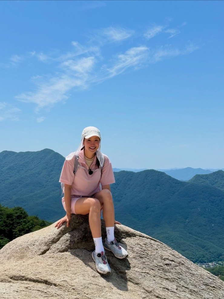 Lee Si Young đứng trước biển mây bồng bềnh trên đường chinh phục đỉnh Uhuru