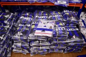 Hà Nội: Phát hiện cửa hàng chứa hơn 6.400 sản phẩm nghi giả Nike, Adidas