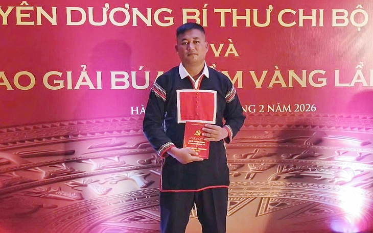 Thành ủy TP.HCM trao quà Tết cho 44 bí thư chi bộ khu vực Bà Rịa - Vũng Tàu - Ảnh 2.