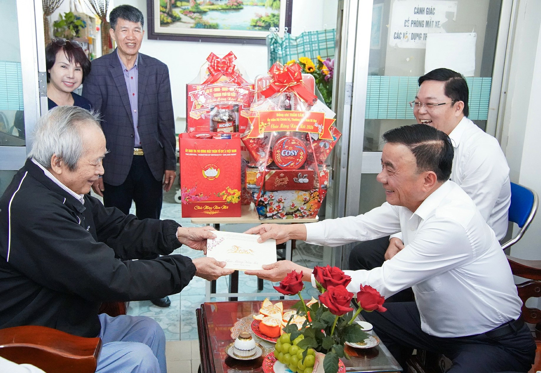 Thường trực Ban Bí thư tặng quà tết cho hộ nghèo, gia đình chính sách tại ĐàNẵng- Ảnh 3.