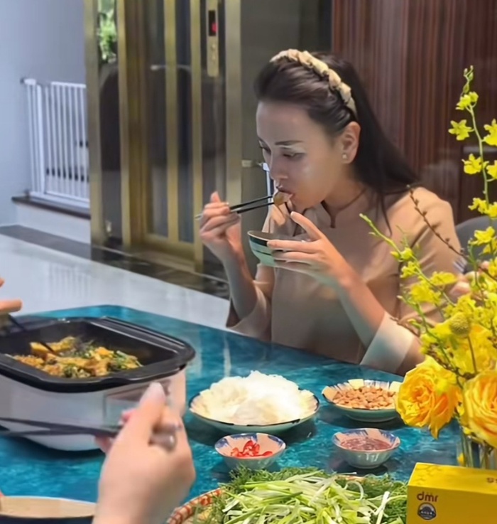 Phương Oanh và mẹ lọt tìm kiếm khắp MXH, chuyện gì đây?