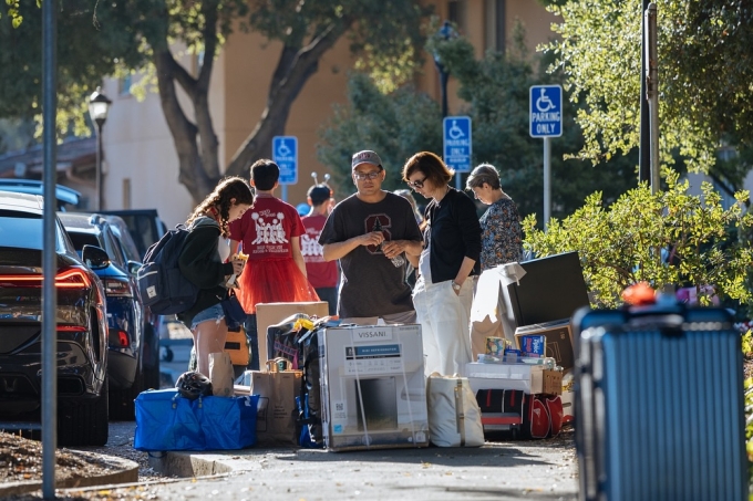 Sinh viên Stanford trong ngày chuyển đồ vào ký túc xá. Ảnh: Stanford University Fanpage.