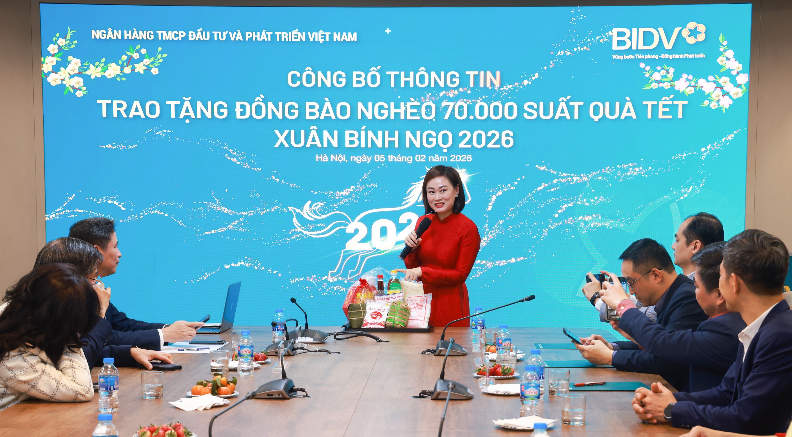 BIDV trao 70.000 phần quà Tết tặng đồng bào nghèo - Ảnh 3.
