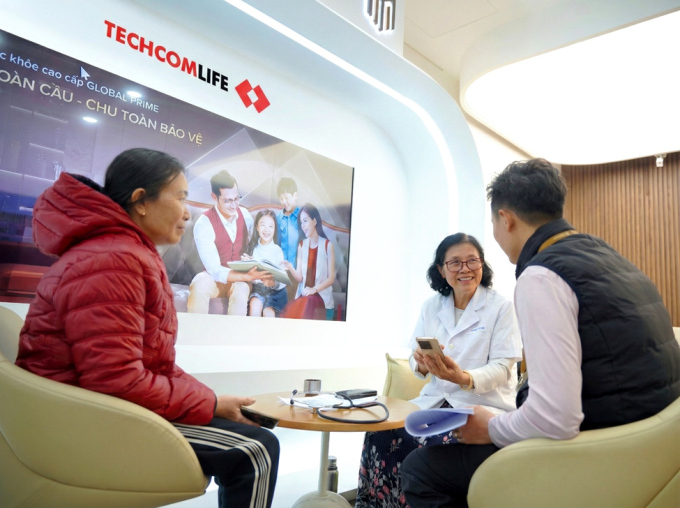 Khách hàng được tư vấn cùng bác sĩ. Ảnh: Techcom Life