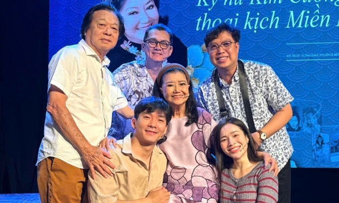 Nghệ sĩ Kim Cương bên đạo diễn Ngọc Giàu (trái) - Chủ tịch Hội sân khấu TP HCM, đạo diễn Thanh Hiệp - người dàn dựng chương trình (phải) và dàn diễn viên đóng trích đoạn Lá sầu riêng ở buổi tổng duyệt ngày 4/2. Ảnh: Nhân vật cung cấp