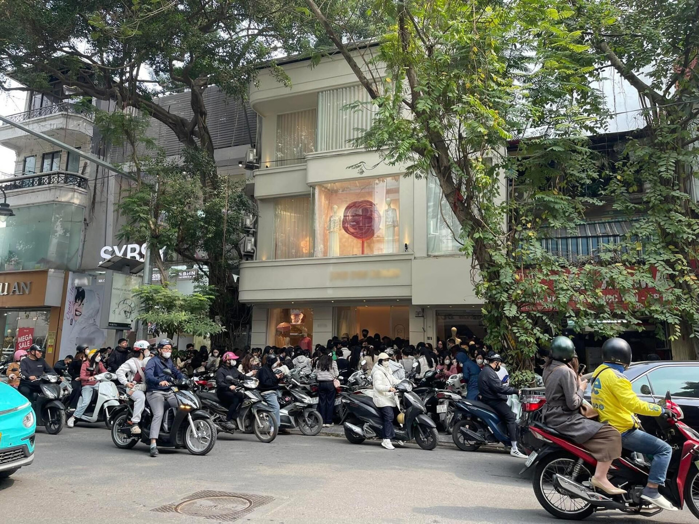 Người Việt chi gần 300 tỷ đồng mua áo dài Tết- Ảnh 1.