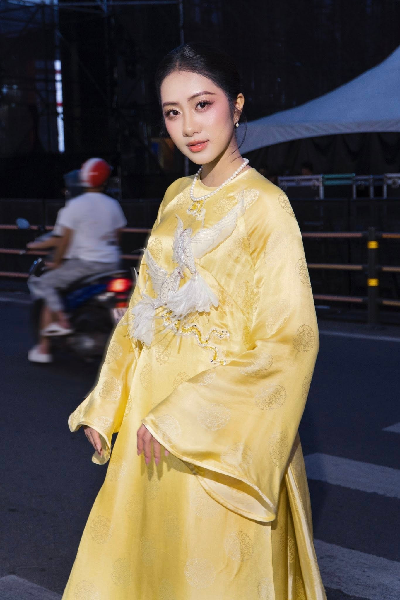 Người Việt chi gần 300 tỷ đồng mua áo dài Tết- Ảnh 4.