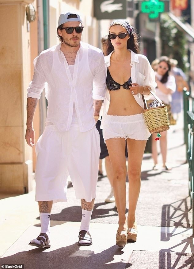 Mùa hè năm ngoái, khi đi chơi ở St Tropez, Pháp, họ cùng mặc sơ mi và sắc trắng chủ đạo. Nicola theo đuổi mốt quần nội y bloomer, phối dép đế xuồng và túi cói. Brooklyn trung thành với kiểu mang tất cùng dép - kiểu phối đồ thịnh hành từng bị chê thảm họa ở thập niên 1990.