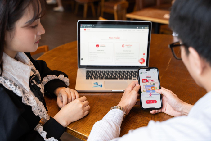 Khách hàng tham khảo các tính năng của nền tảng. Ảnh: Viettel Money