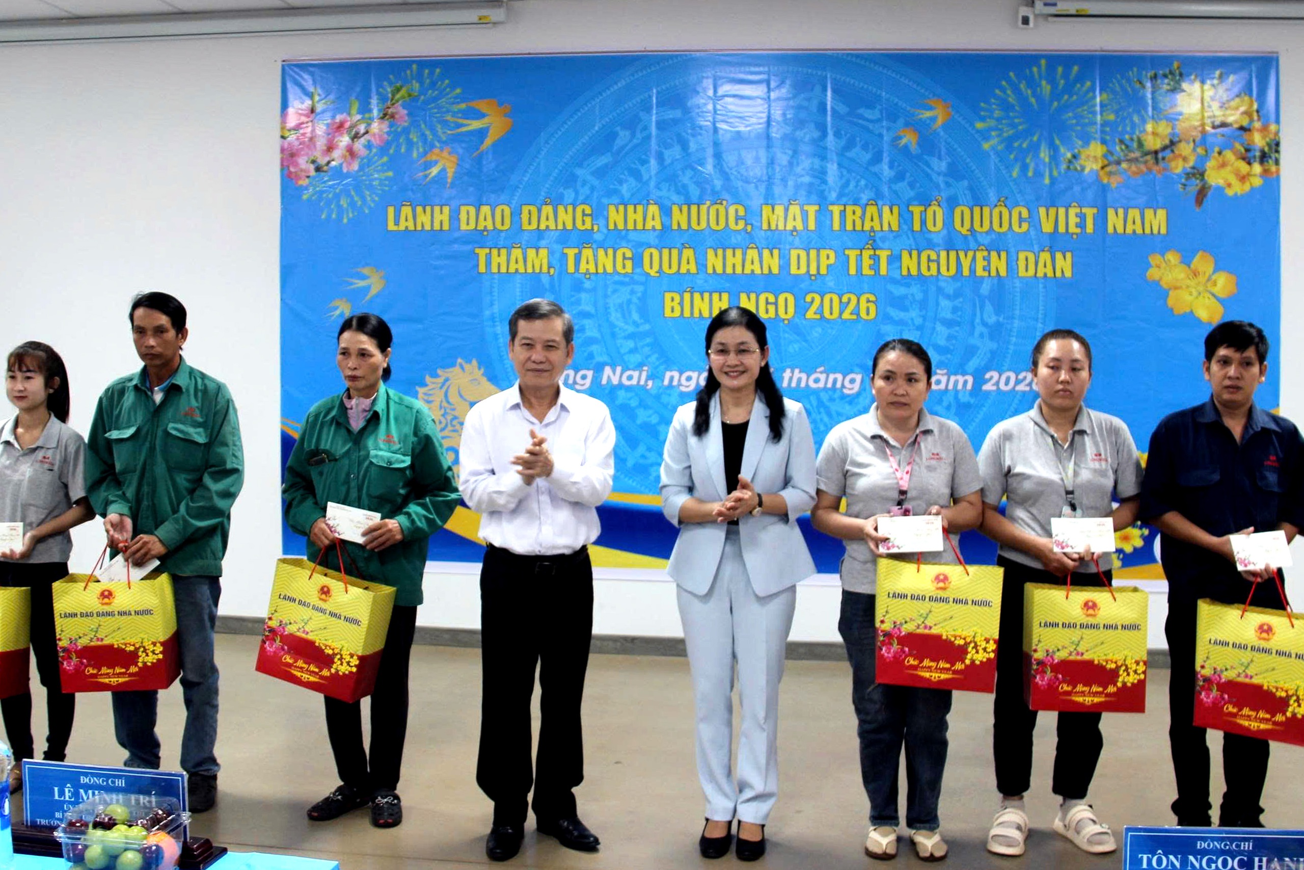 Trưởng Ban Nội chính Trung ương tặng quà Tết cho người dân và công nhân Đồng Nai - Ảnh 2.