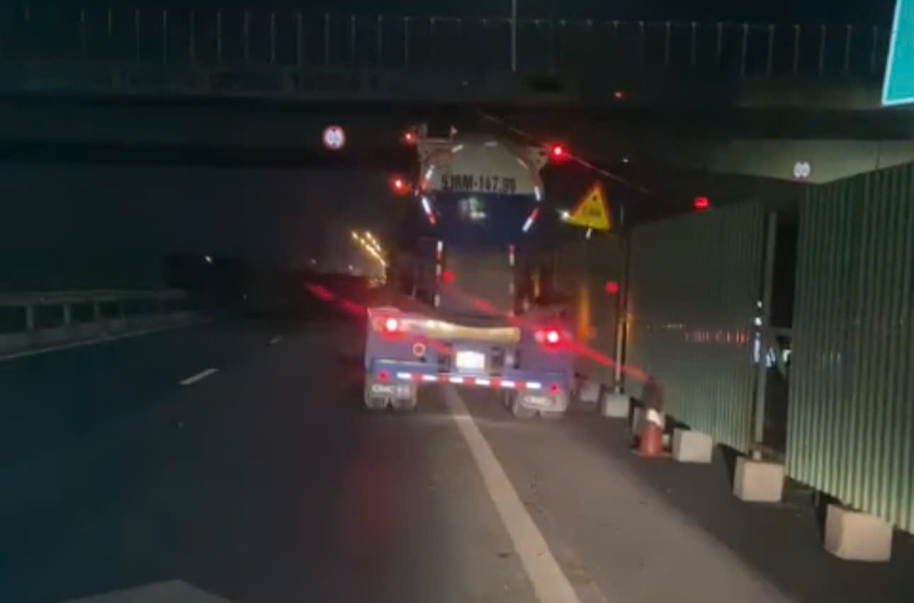 Xe ben dừng trên cao tốc 'không đặt biển cảnh báo' bị Đội cảnh sát giao thông số 6 lập biên bản - Ảnh 2.