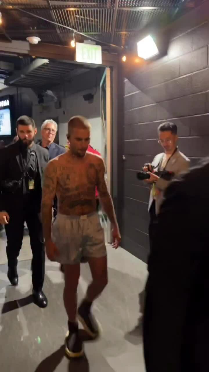 Justin Bieber trên đường ra sân khấu Grammy 2026