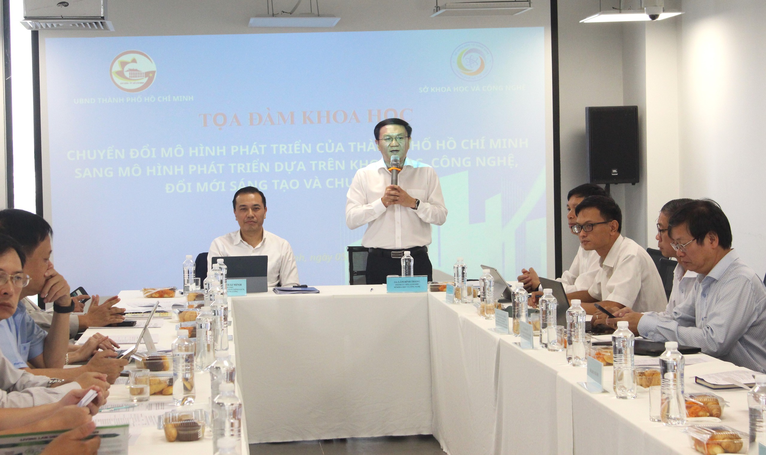 Tăng trưởng kiểu cũ đã chạm trần, TP.HCM buộc phải đổi mô hình phát triển - Ảnh 3.