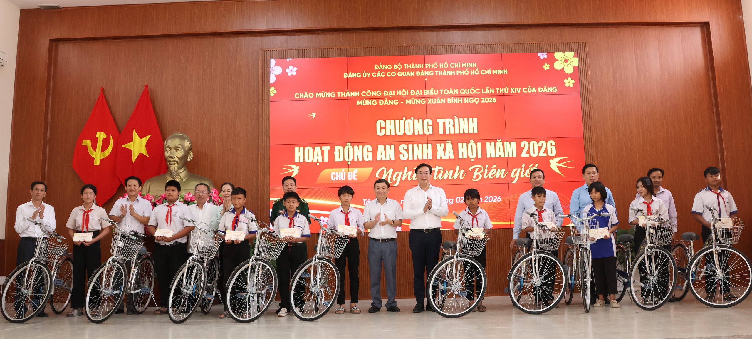 “Nghĩa tình biên giới”: TPHCM mang mùa Xuân ấm áp đến xã Tân Hồng, Đồng Tháp - Ảnh 2.