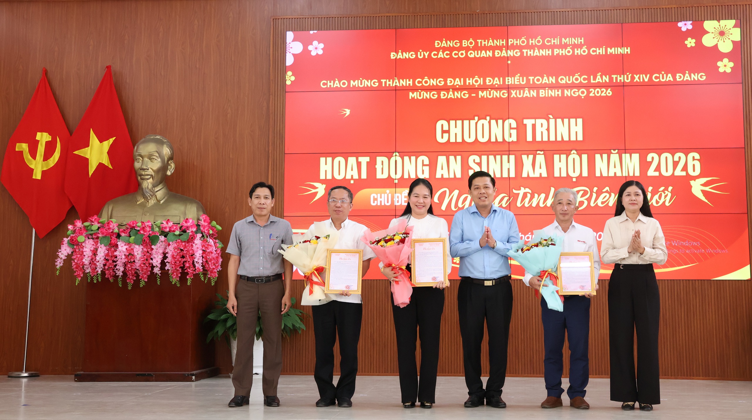 “Nghĩa tình biên giới”: TPHCM mang mùa Xuân ấm áp đến xã Tân Hồng, Đồng Tháp - Ảnh 8.