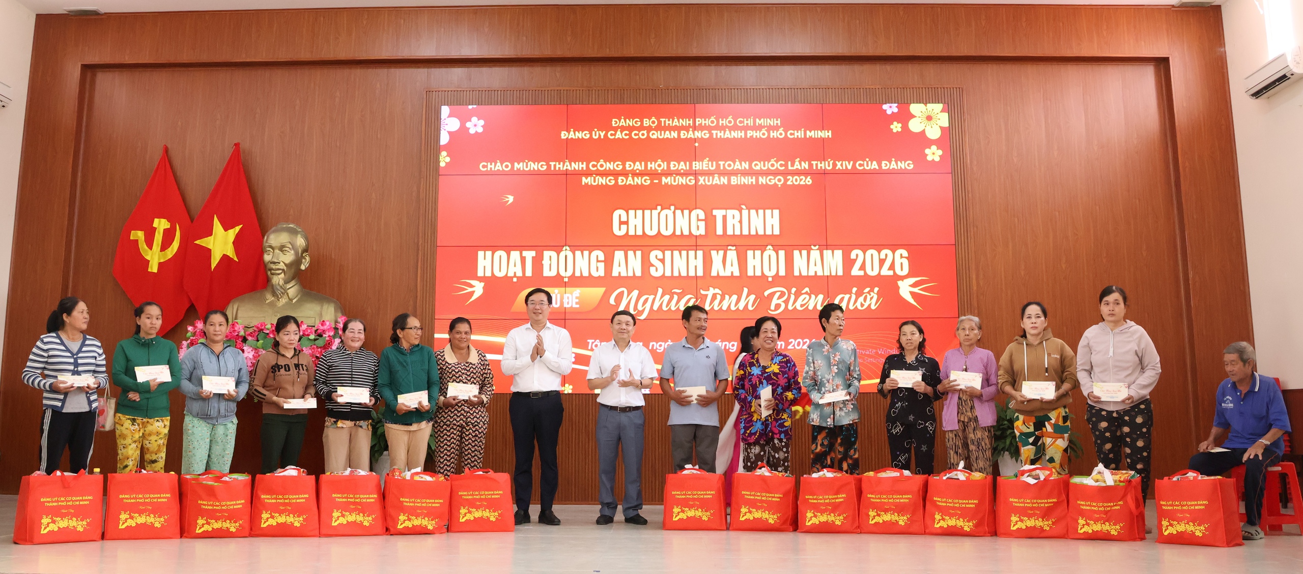 “Nghĩa tình biên giới”: TPHCM mang mùa Xuân ấm áp đến xã Tân Hồng, Đồng Tháp - Ảnh 9.