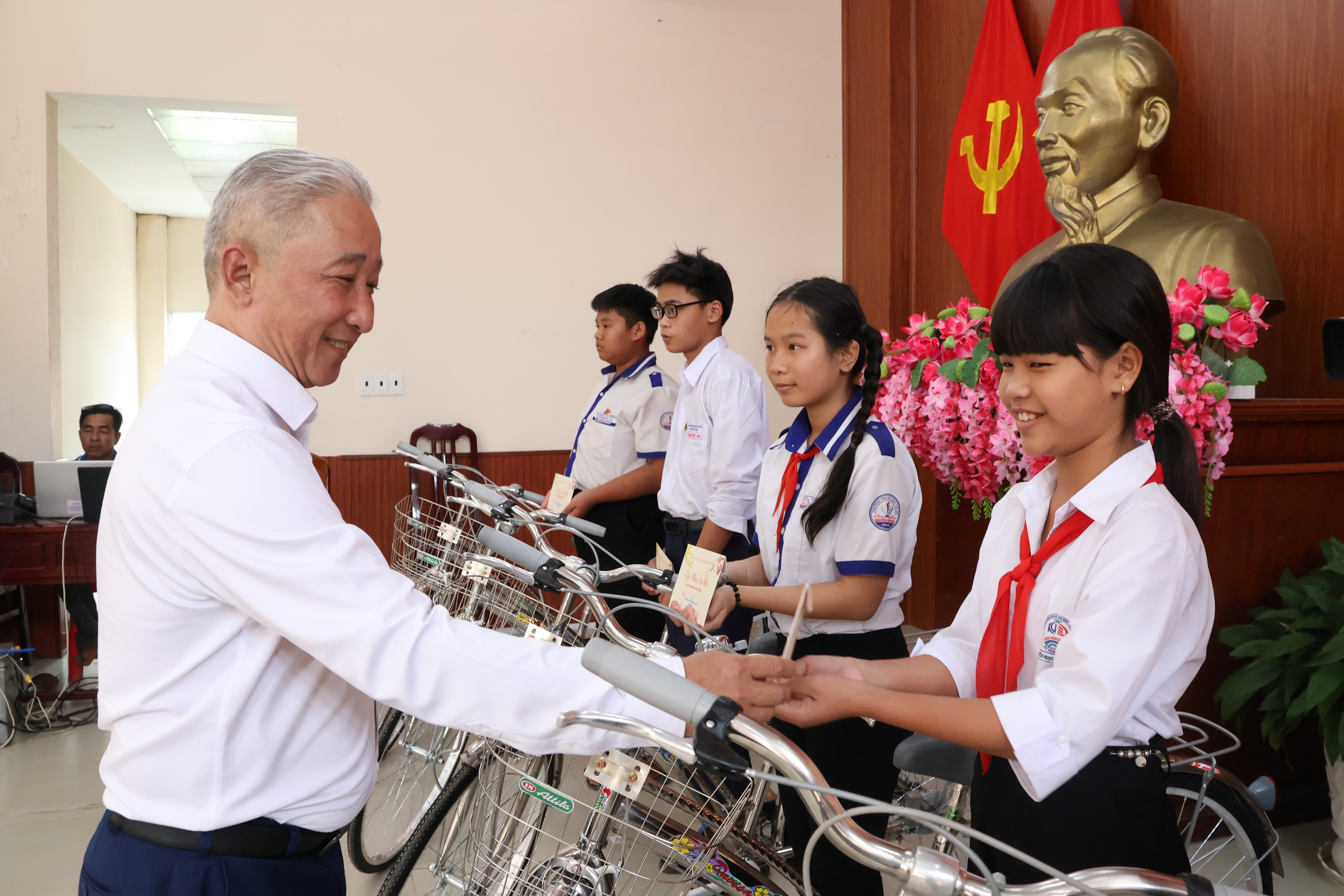 “Nghĩa tình biên giới”: TPHCM mang mùa Xuân ấm áp đến xã Tân Hồng, Đồng Tháp - Ảnh 10.