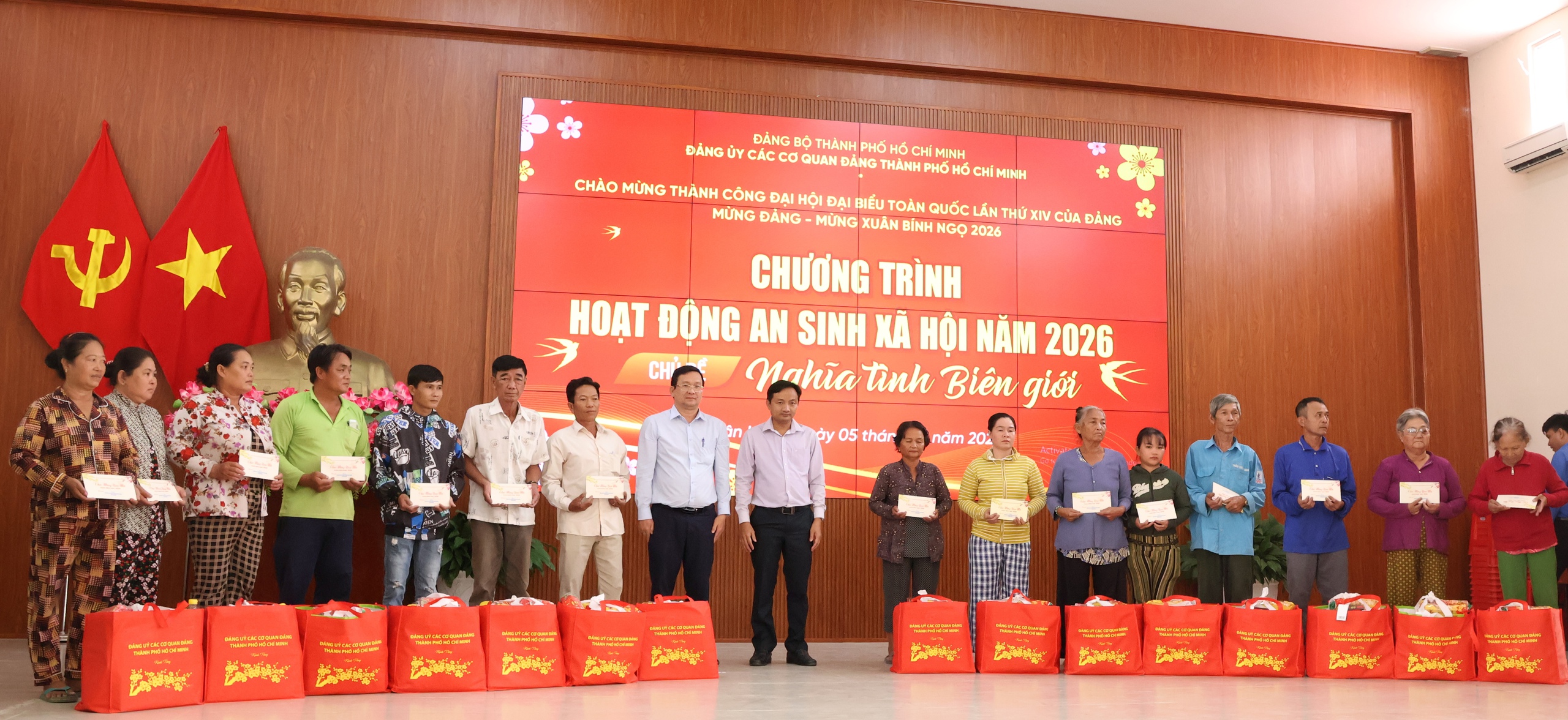 “Nghĩa tình biên giới”: TPHCM mang mùa Xuân ấm áp đến xã Tân Hồng, Đồng Tháp - Ảnh 11.