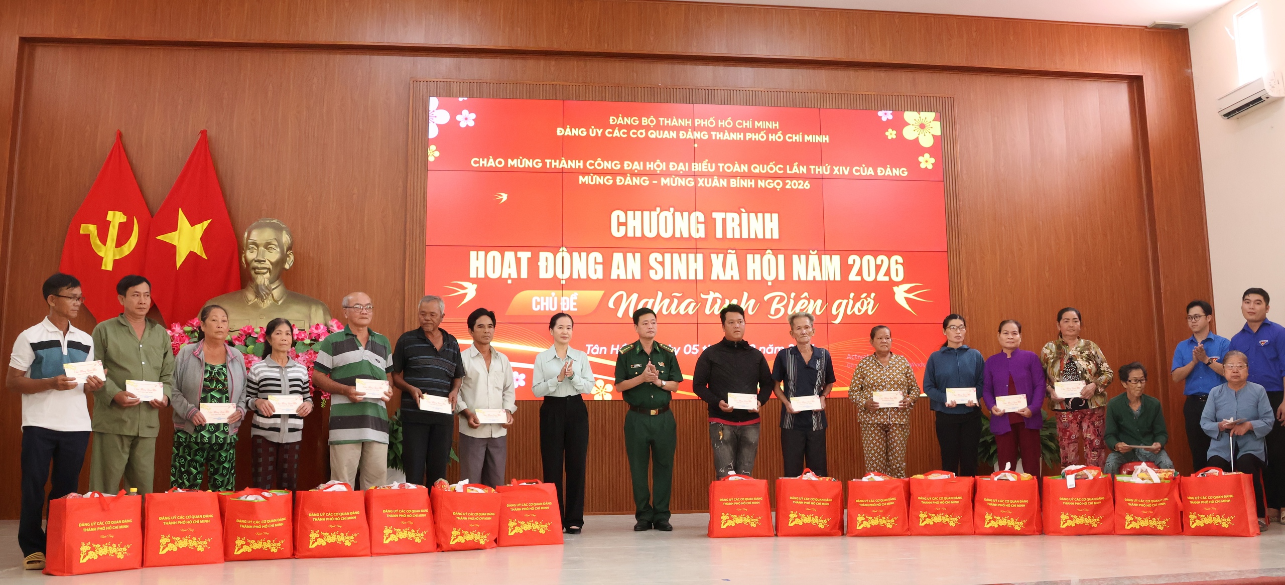 “Nghĩa tình biên giới”: TPHCM mang mùa Xuân ấm áp đến xã Tân Hồng, Đồng Tháp - Ảnh 15.