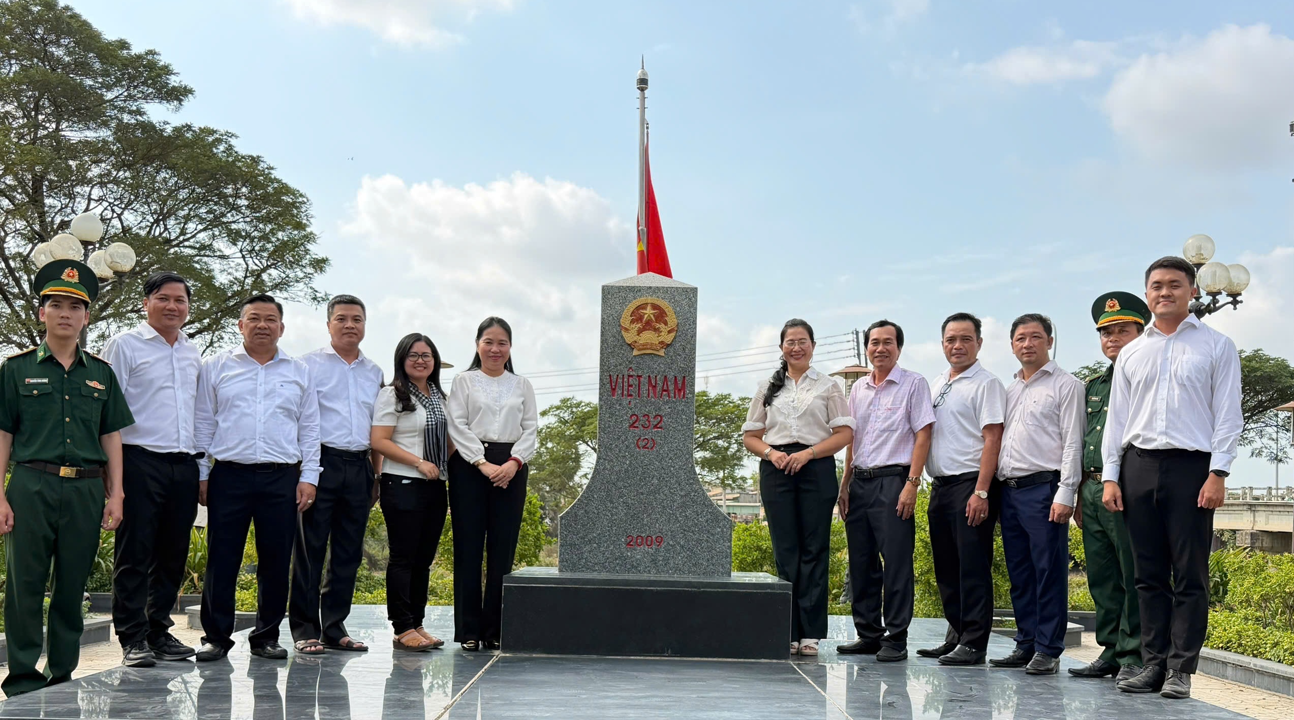 “Nghĩa tình biên giới”: TPHCM mang mùa Xuân ấm áp đến xã Tân Hồng, Đồng Tháp - Ảnh 19.