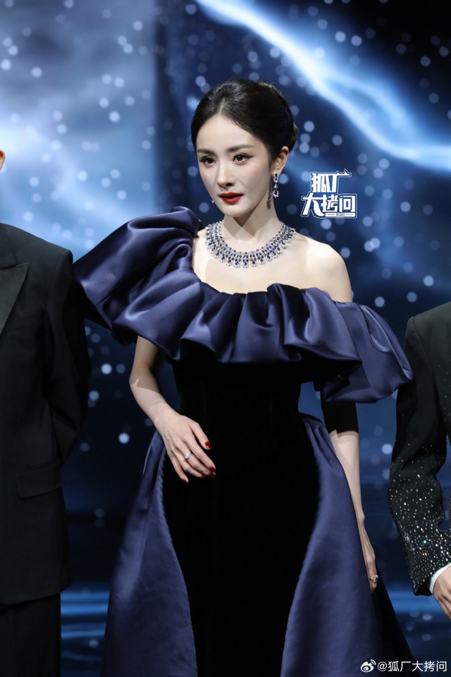 Siêu thảm đỏ hot nhất tối nay: Bạch Lộc - Na Trát trưng trổ body 