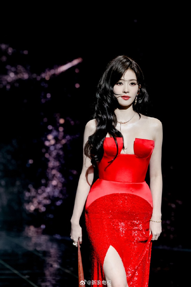 Siêu thảm đỏ hot nhất tối nay: Bạch Lộc - Na Trát trưng trổ body 