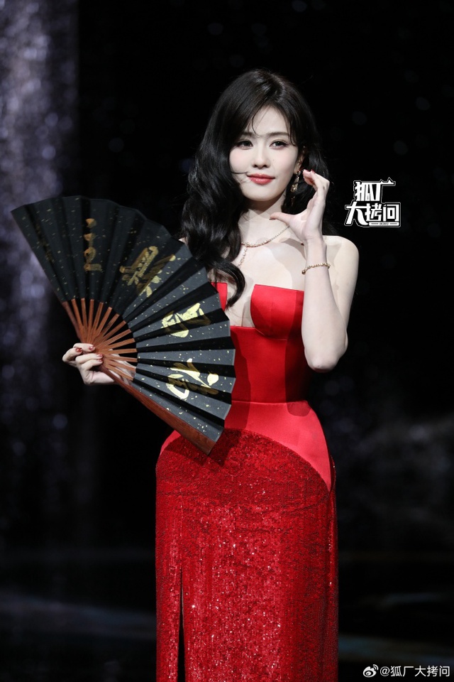 Siêu thảm đỏ hot nhất tối nay: Bạch Lộc - Na Trát trưng trổ body 