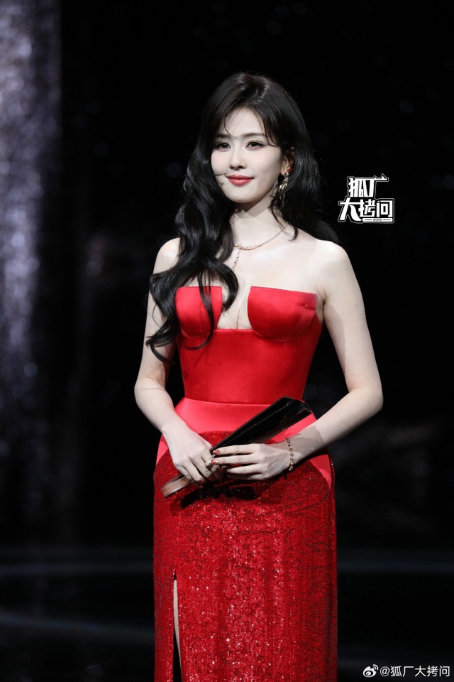 Siêu thảm đỏ hot nhất tối nay: Bạch Lộc - Na Trát trưng trổ body 