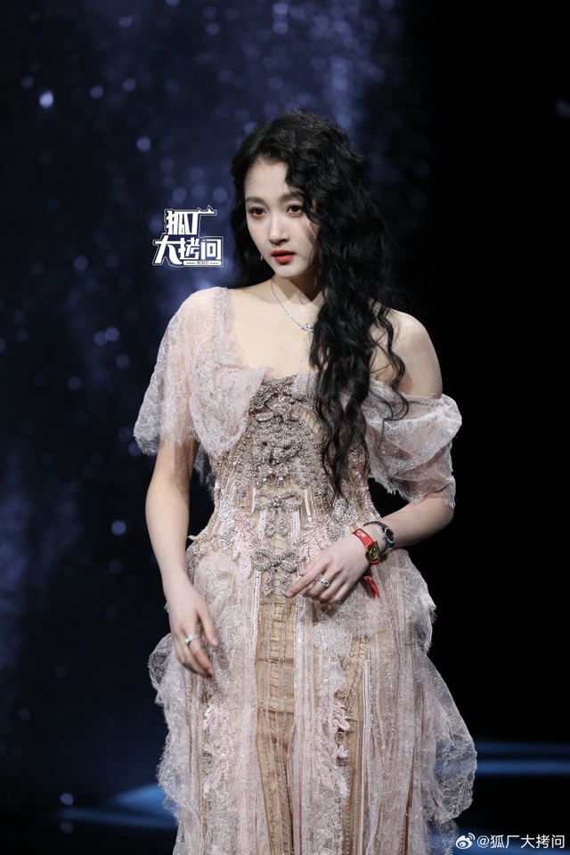 Siêu thảm đỏ hot nhất tối nay: Bạch Lộc - Na Trát trưng trổ body 