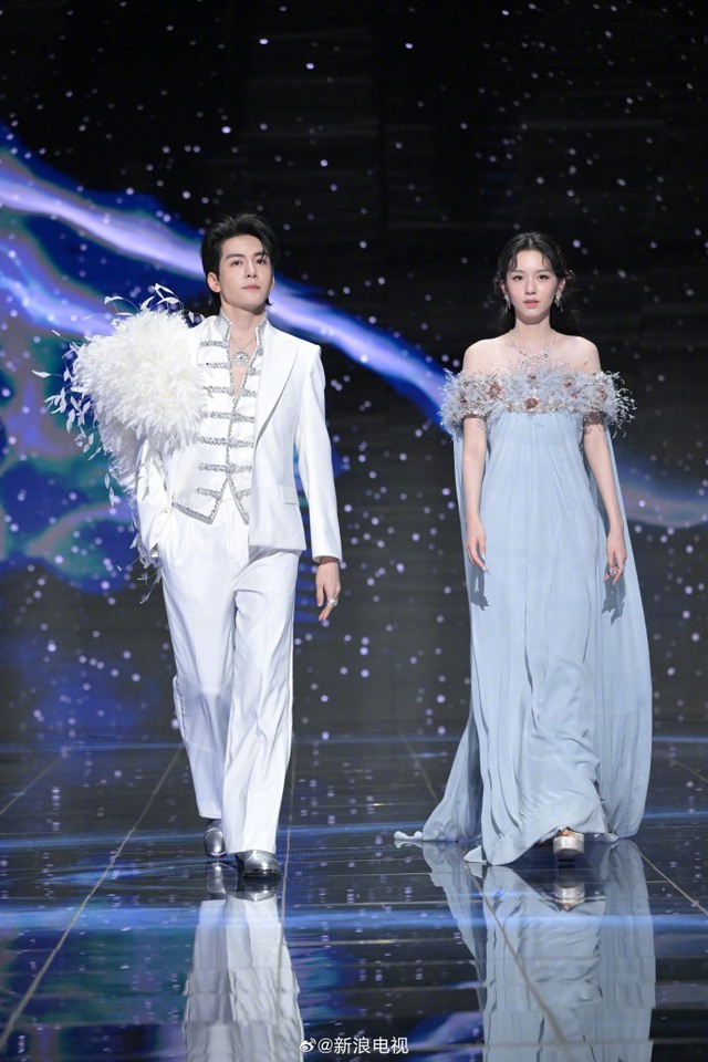 Siêu thảm đỏ hot nhất tối nay: Bạch Lộc - Na Trát trưng trổ body 