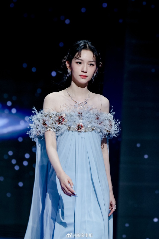 Siêu thảm đỏ hot nhất tối nay: Bạch Lộc - Na Trát trưng trổ body 