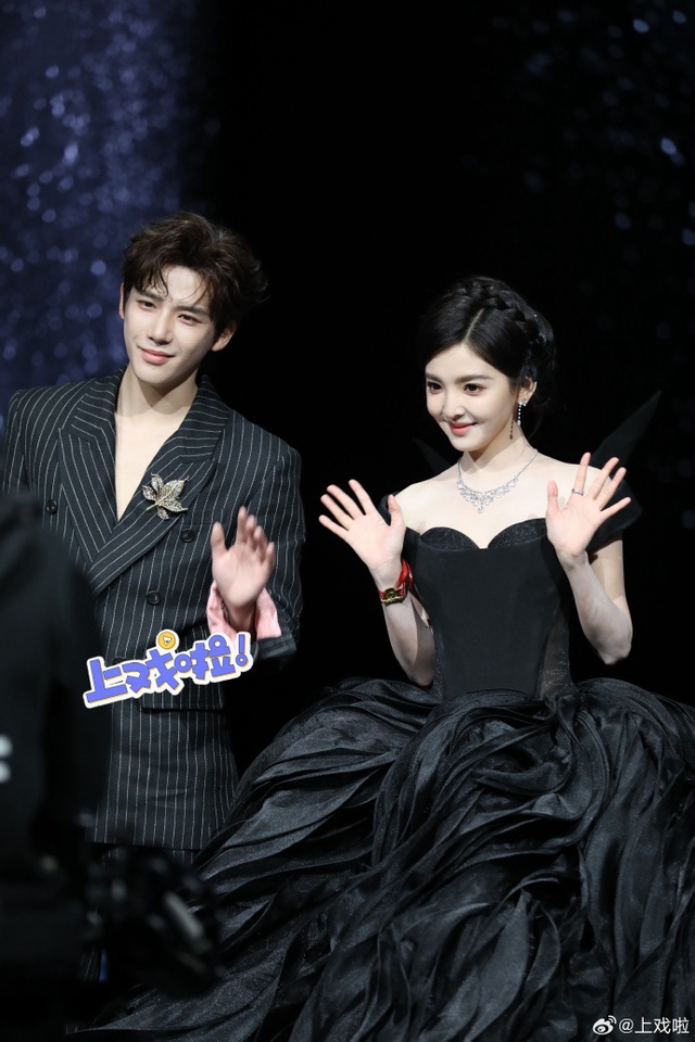 Siêu thảm đỏ hot nhất tối nay: Bạch Lộc - Na Trát trưng trổ body 