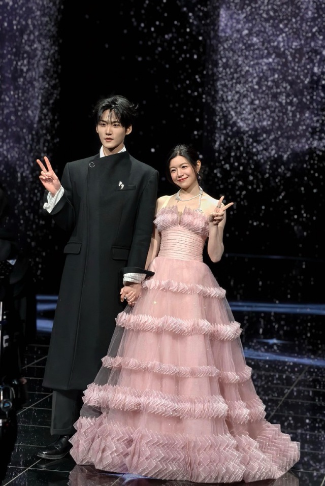 Siêu thảm đỏ hot nhất tối nay: Bạch Lộc - Na Trát trưng trổ body 