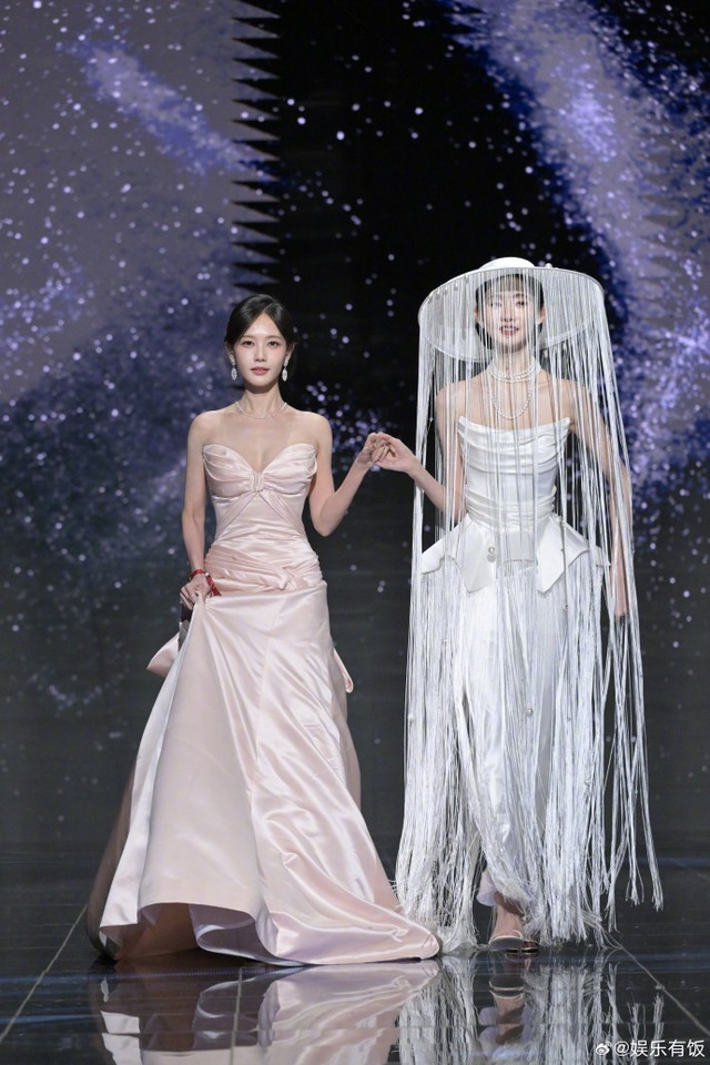 Siêu thảm đỏ hot nhất tối nay: Bạch Lộc - Na Trát trưng trổ body 