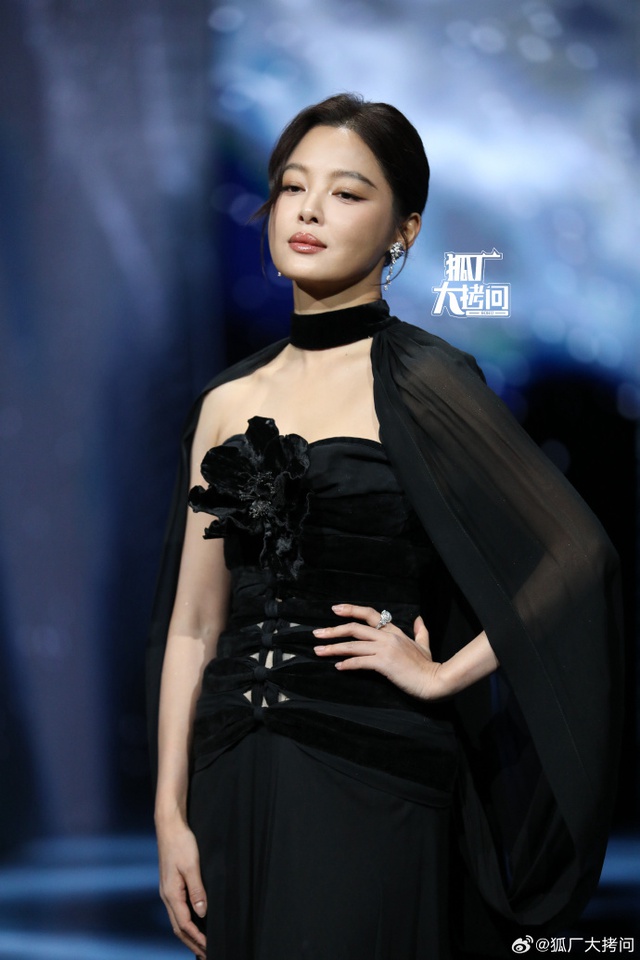 Siêu thảm đỏ hot nhất tối nay: Bạch Lộc - Na Trát trưng trổ body 