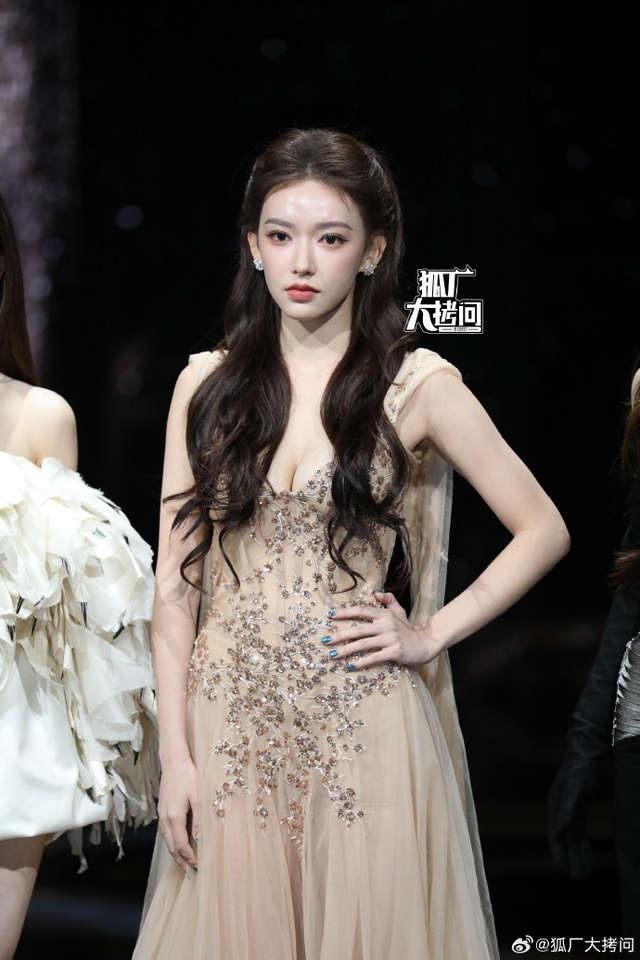 Siêu thảm đỏ hot nhất tối nay: Bạch Lộc - Na Trát trưng trổ body 