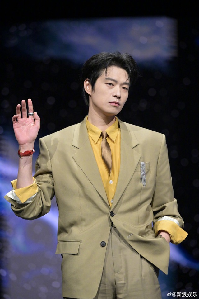 Siêu thảm đỏ hot nhất tối nay: Bạch Lộc - Na Trát trưng trổ body 