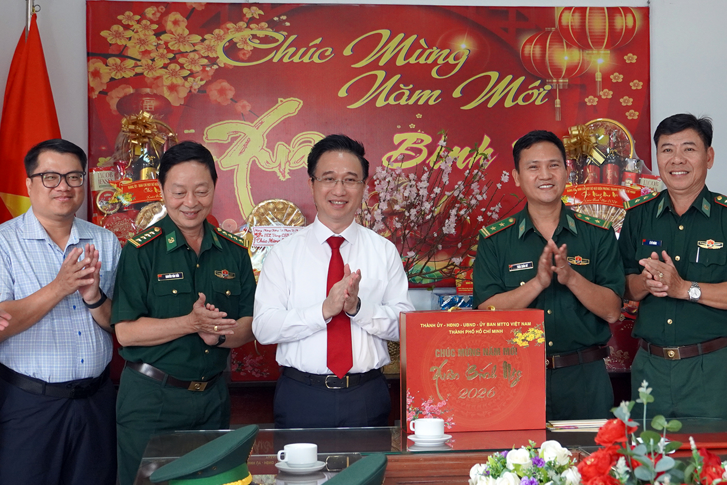 Phó bí thư Đặng Minh Thông thăm, chúc Tết người dân, chiến sĩ, y bác sĩ khu vực Bà Rịa - Vũng Tàu - Ảnh 3.